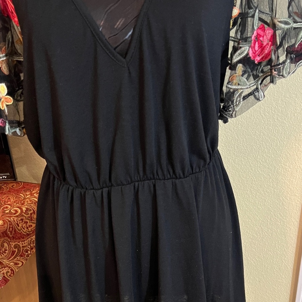 Black tunic with Floral Embroidered Sleeves - Picture 3 of 4